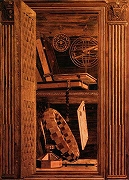 ベネデット・ダ・マイアーノ《マッツォッキオ、FEDE（信仰）と綴る文字のあるインクスタンド、アストロラーベ、天球儀のある戸棚》1474-76