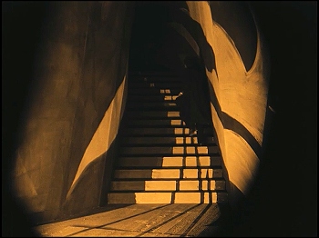 『カリガリ博士』 1920　約27分：警察署への階段
