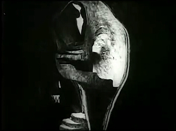『巨人ゴーレム』 1920、約3分：広間から小塔屋上への螺旋階段