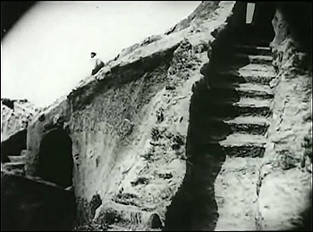 『巨人ゴーレム』 1920、約13分：城壁の上の通路
