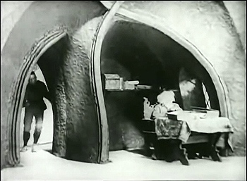 『巨人ゴーレム』 1920、約16分：知人のラビの家