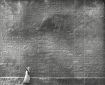 『死滅の谷』 1921、約17分：プロローグ、壁