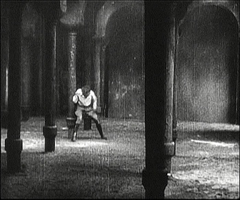 『死滅の谷』 1921、約33分：第1話、列柱の間