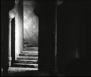 『死滅の谷』 1921、約33分：第1話、列柱の間の奥の階段
