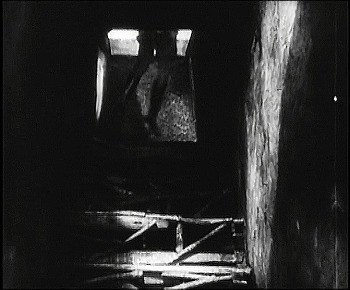 『死滅の谷』 1921、約33分：第1話、屋上への階段の最上部いある揚げ蓋