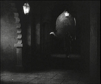 『死滅の谷』 1921、約40分：第1話、廊下