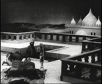 『死滅の谷』 1921、約42分：第1話、屋上