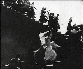 『死滅の谷』 1921、約45分：第2話、橋への階段