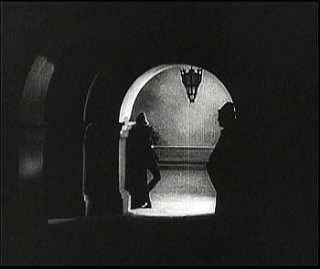 『死滅の谷』 1921、約46分：第2話、廊下