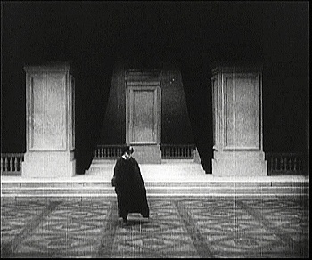 『死滅の谷』 1921、約56分：第2話、大広間
