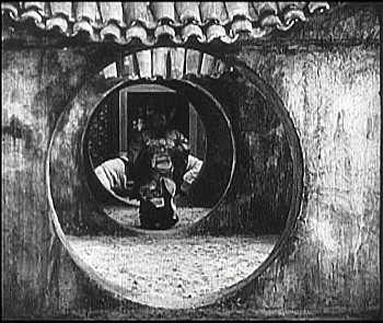 『死滅の谷』 1921、約1時間11分：第3話、三重の壁と円形開口部