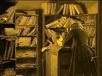 『吸血鬼ノスフェラトゥ』 1922　約6分：不動産屋の事務所