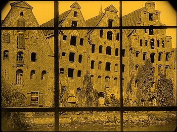 『吸血鬼ノスフェラトゥ』 1922　約8分：事務所の窓から見える建物群