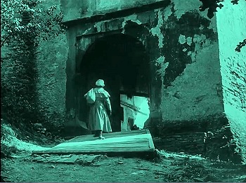 『吸血鬼ノスフェラトゥ』 1922　約23分：城の門