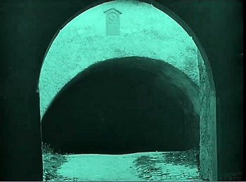 『吸血鬼ノスフェラトゥ』 1922　約23分：城の門を入った先のトンネル