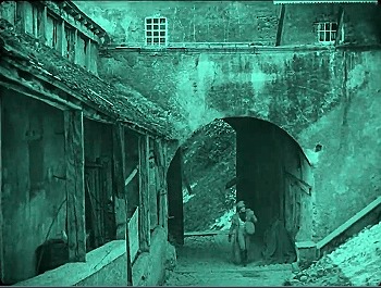 『吸血鬼ノスフェラトゥ』 1922　約23分：城の門を入った先、上から