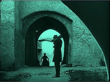 『吸血鬼ノスフェラトゥ』 1922　約23分：城の門を入った先のトンネル附近