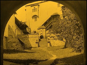 『吸血鬼ノスフェラトゥ』 1922　約28分：城の外観と中庭