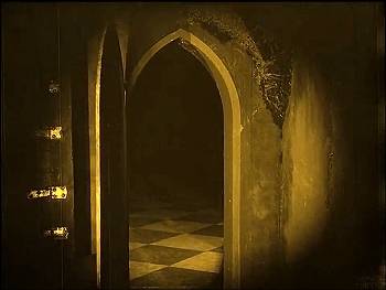 『吸血鬼ノスフェラトゥ』 1922　約34分：寝室の扉口と向こうの広間