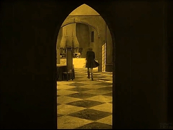 『吸血鬼ノスフェラトゥ』 1922　約38分：寝室の扉口と向こうの広間