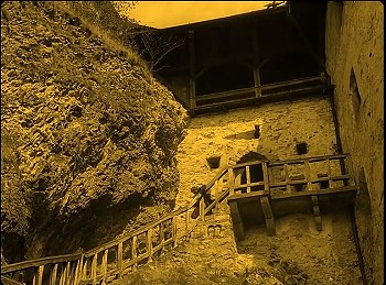 『吸血鬼ノスフェラトゥ』 1922　約38分：別の中庭へ降りる階段