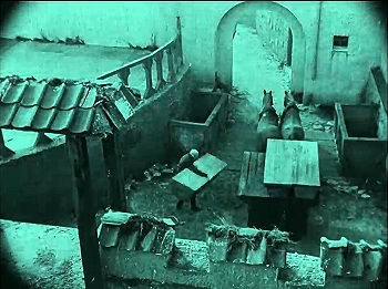 『吸血鬼ノスフェラトゥ』 1922　約39分：寝室の窓から見下ろした眺め