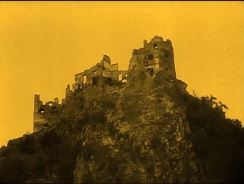 『吸血鬼ノスフェラトゥ』 1922　約1時間32分：Starý hrad ("Old Castle"), also called Starhrad (or Varínsky hrad, Varín)／ or Čachtice Castle