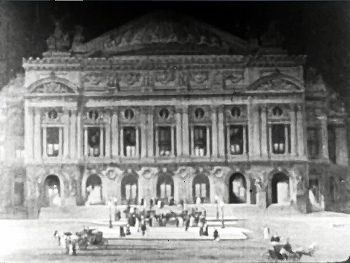 『オペラの怪人』1925　約2分：夜の正面外観