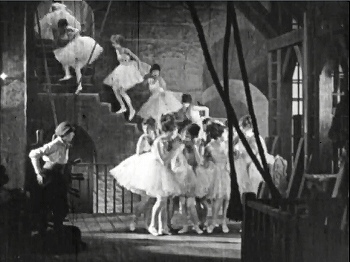 『オペラの怪人』1925　約9分：舞台裏