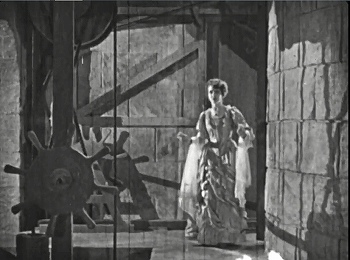『オペラの怪人』1925　約41分：楽屋の大鏡＝隠し扉を抜けた先の通路