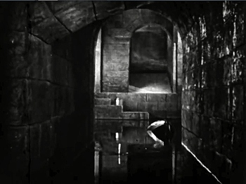 『オペラの怪人』1925　約1時間26分：地下の水路への入口