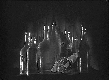 『猫とカナリヤ』 1927　約1分：館の外観とガラス瓶の二重映し
