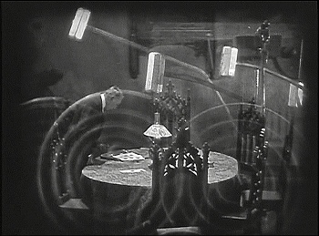 『猫とカナリヤ』 1927　約18分：時計の機構とテーブル等の二重映し