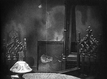 『猫とカナリヤ』 1927　約25分：書斎のテーブルを囲む椅子、拳葉飾り付き＋奥に壁から落ちた肖像画