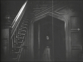 『猫とカナリヤ』 1927　約54分：階段附近