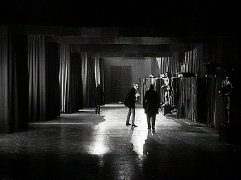 『アッシャー家の末裔』　1928　約7分：二階廊下