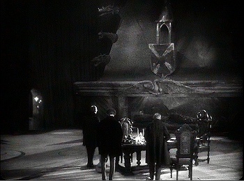 『アッシャー家の末裔』　1928　約7分：二階広間