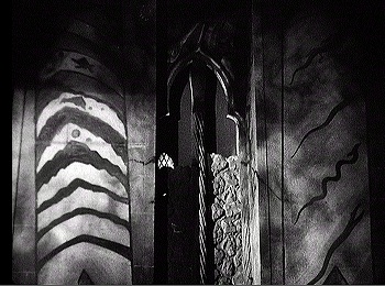 『アッシャー家の末裔』　1928　約10分：二階広間の扉口とその両脇の壁画