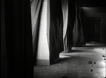 『アッシャー家の末裔』　1928　約11分：二階廊下、風とカーテン