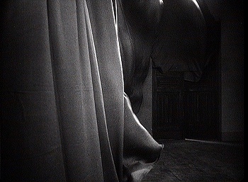 『アッシャー家の末裔』　1928　約36分：二階廊下、風とカーテン