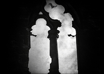 『魔人ドラキュラ』 1931、約9分：大階段脇の窓、蝙蝠