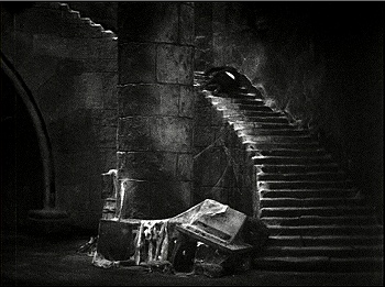 『魔人ドラキュラ』 1931、約1時間10分：カーファックス修道院の階段、転げ落ちるレンフィールド