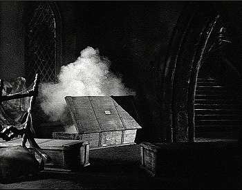 『魔人ドラキュラ・スペイン語版』 1931、約41分：修道院、柩と奥の階段