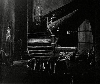 『魔人ドラキュラ・スペイン語版』 1931、約1時間35分：修道院、もう一つの大階段