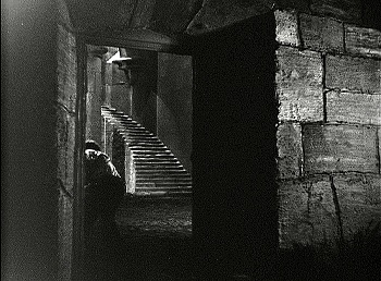 『魔人ドラキュラ・スペイン語版』 1931、約1時間36分：修道院、湾曲階段、扉口越しに