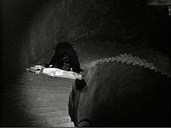 『魔人ドラキュラ・スペイン語版』 1931、約1時間37分：修道院、湾曲階段、俯瞰