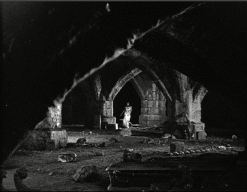 『魔人ドラキュラ・スペイン語版』 1931、約1時間40分：修道院、地下室、さまようエバ