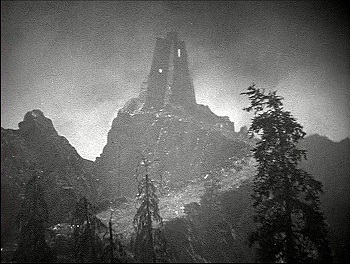 『フランケンシュタイン』 1931、約14分：見張り塔、夜の外観