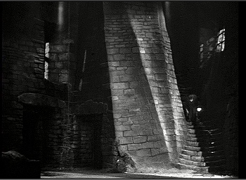 『フランケンシュタイン』 1931、約17分：見張り塔、入口附近へ降りる階段