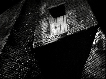 『フランケンシュタイン』 1931、約18分：見張り塔、入口前から実験室の窓を見上げる